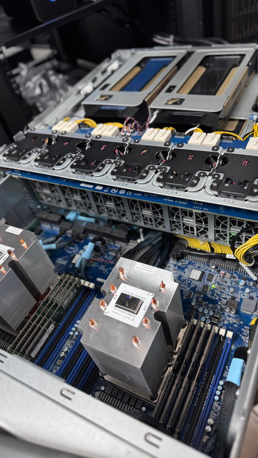 Servidor NVIDIA V100 SXM2 — vista lateral